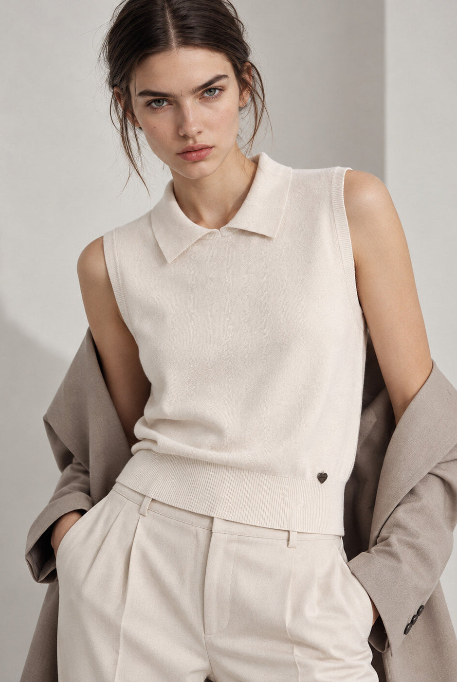 Sleeveless sweater in ecru colour with collar and ribbed hem