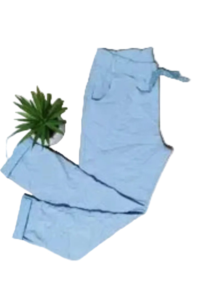 Blue jeans on a wooden floor with 'Grandetaille PlusSize'
